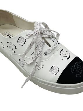 CHANEL WHITE / BLACK CC LOGO GROSGRAIN CAP TOE CAMELLIA PRINT LOW TOP LEATHER SN